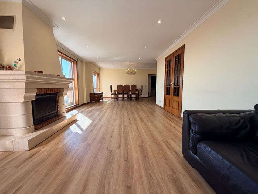 Imagem Sala de estar de apartamento t5 em Rua Dom Afonso Henriques, 455