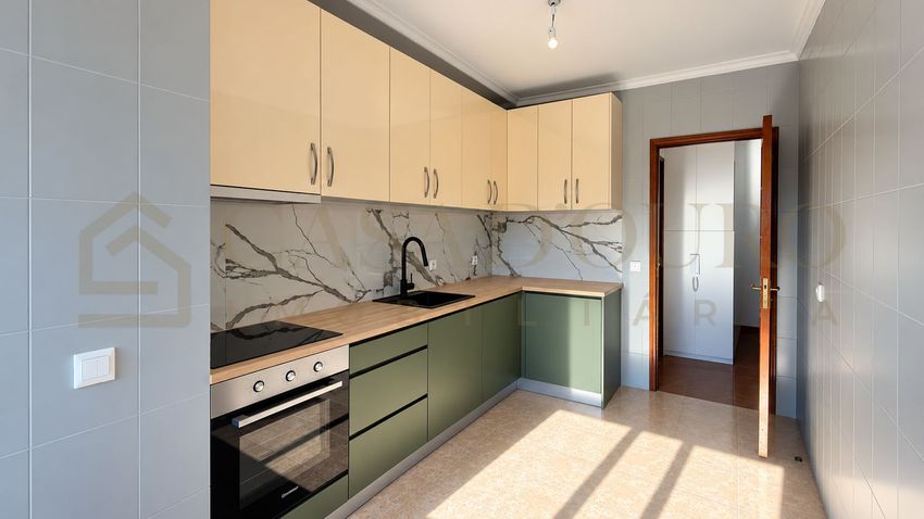 Imagem Cozinha de apartamento t3 em Rua Engenheiro Barbosa de Matos