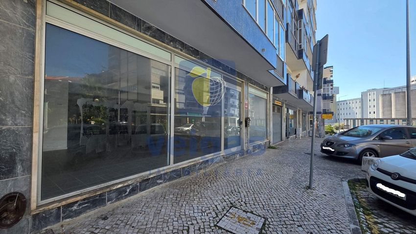Imagem Fachada de espaço comercial em Rua Francisco Sa Carneiro
