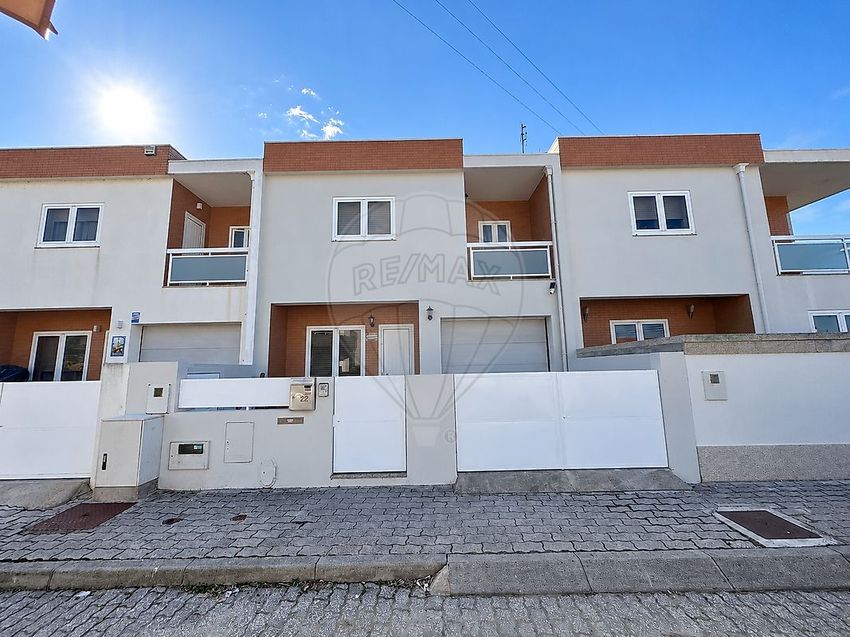 Imagem Fachada de  moradia independente em Cavalões
