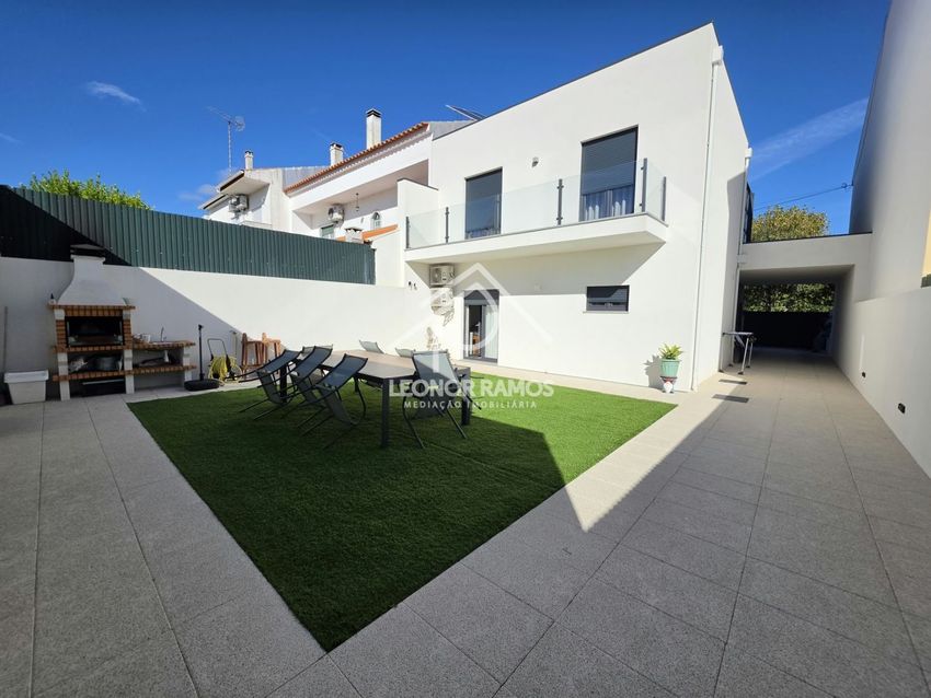 Imagem Fachada de  moradia geminada em Castelo Branco