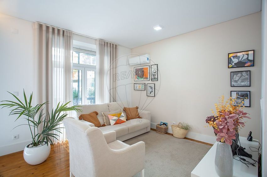 Imagem Sala de estar de apartamento t2 em Rua Arco do Carvalhão