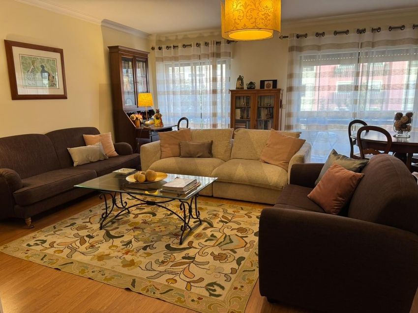 Imagem Sala de estar de apartamento t3 em Avenida Doutor Fernando Ricardo Ribeiro Leitão, 18