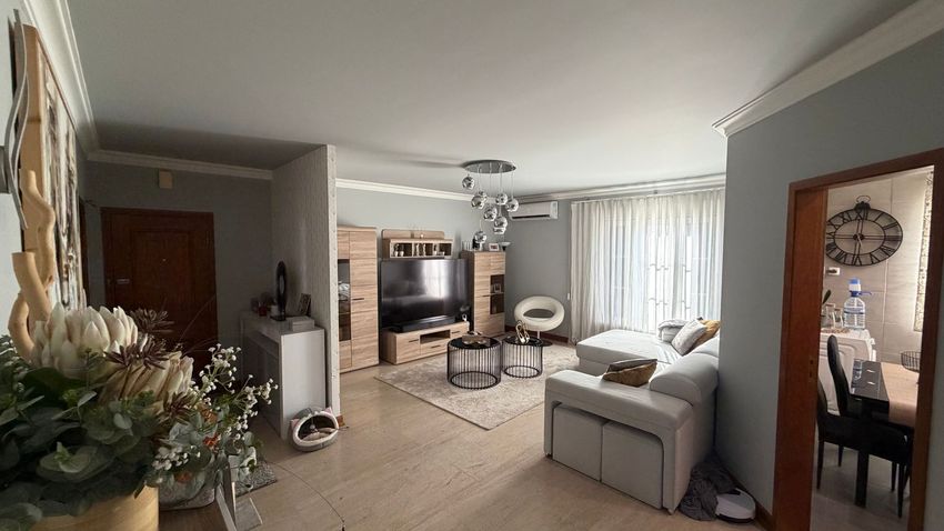 Imagem Sala de estar de apartamento t2 em Rua Jolly Braga Santos, 3