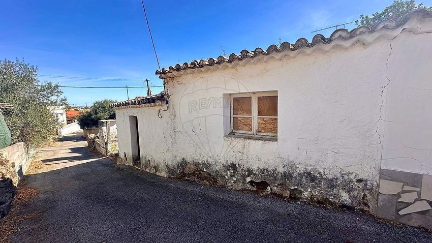Imagem Fachada de  moradia independente em Martim Longo