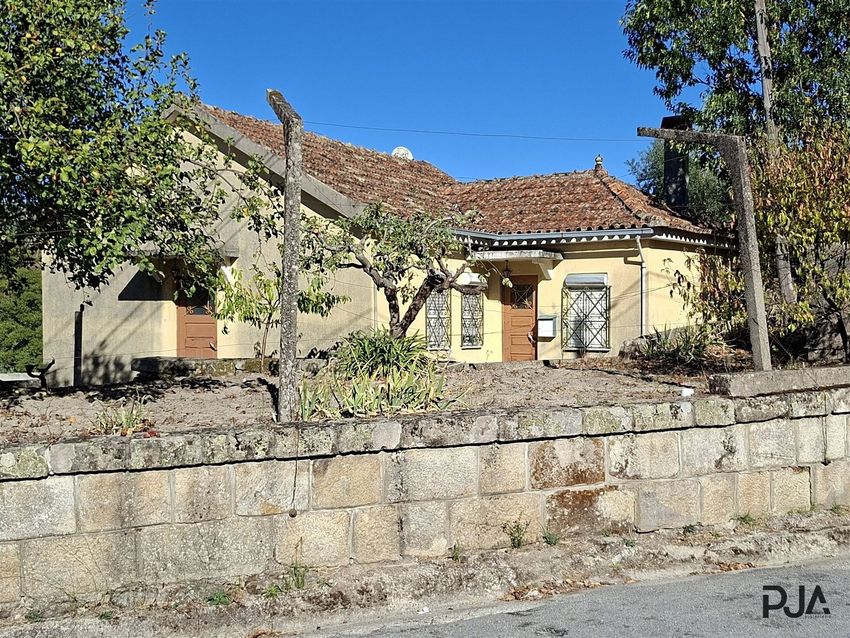 Imagem Fachada de  moradia independente em Juncais