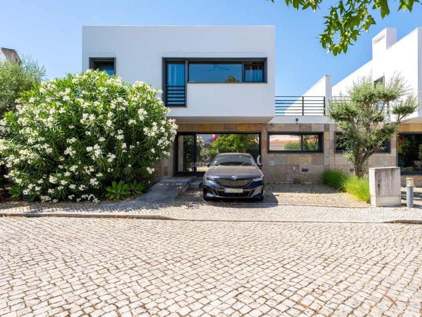 Imagem Fachada de  moradia geminada em Estrada Ribeira