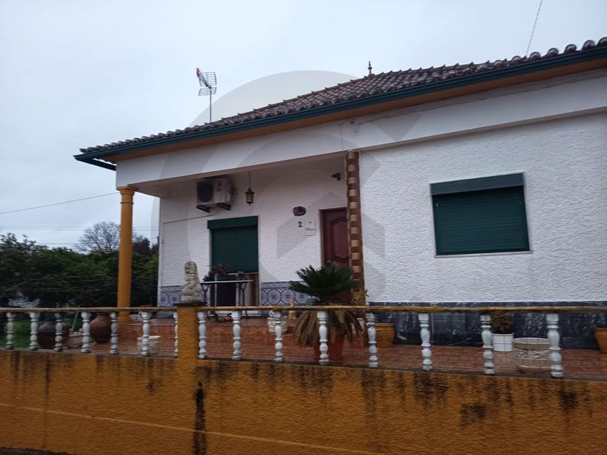 Imagem Fachada de  moradia independente em Rua do Ribeiro das Portas
