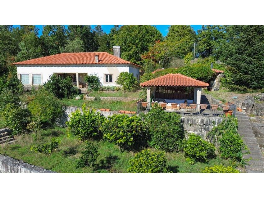 Imagem Fachada de  moradia independente em Calçada Da Portela