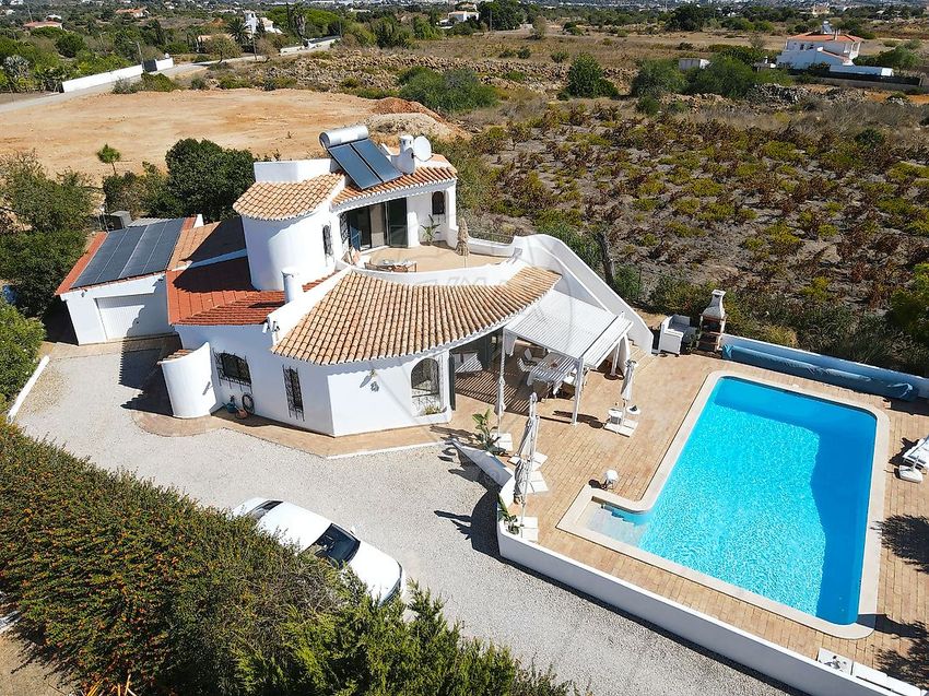 Imagem Piscina de  moradia independente em Armação de Pêra