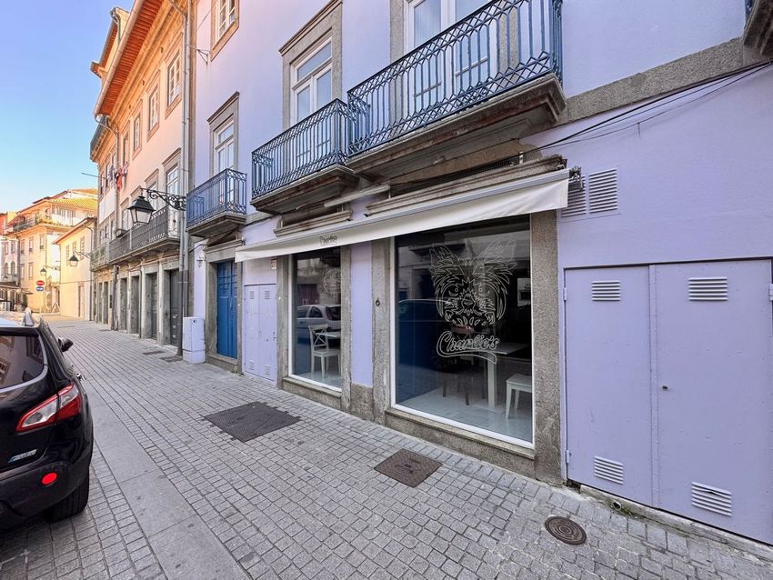 Imagem Fachada de espaço comercial em Largo 5 de Outubro s/n