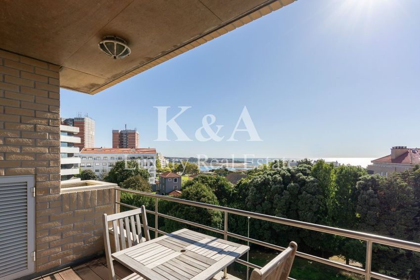 Imagem Varanda de apartamento t4 em Rua Pintor Amadeu Sousa Cardoso, 88