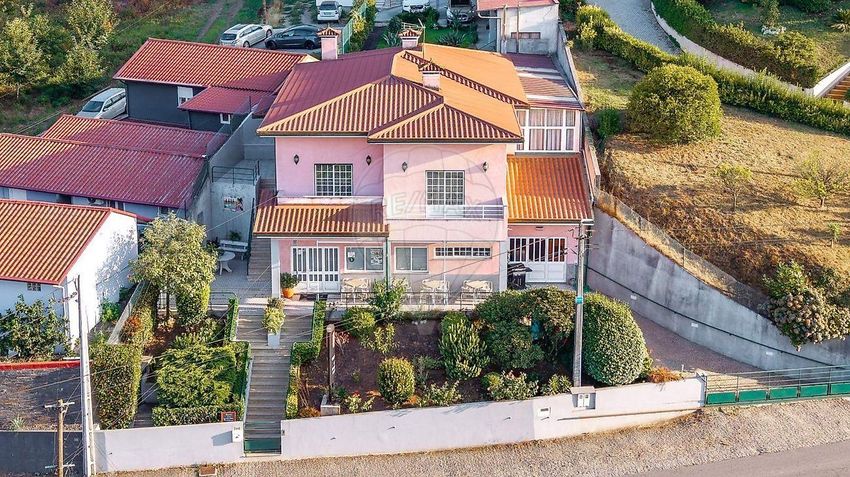 Imagem Fachada de  moradia independente em Vilarinho das Cambas