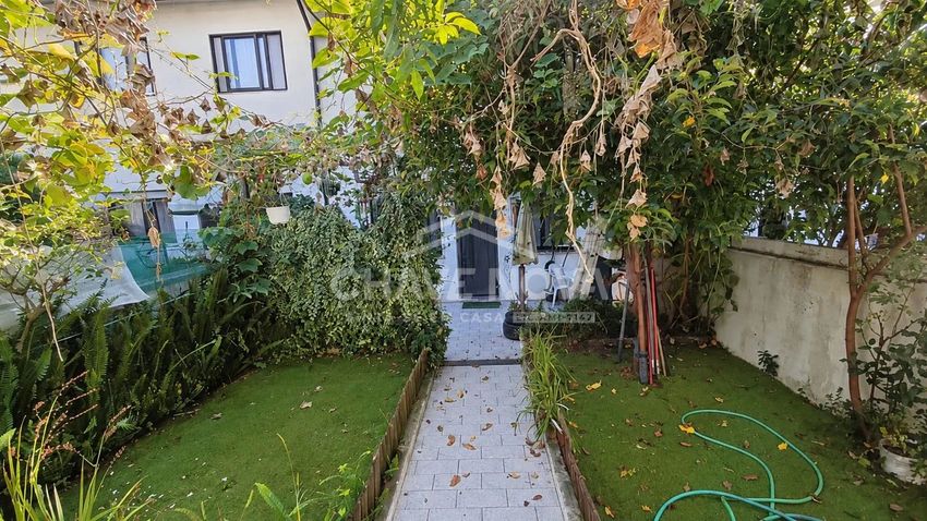 Imagem Jardim de  moradia geminada em Rua Professora Dona Maria Ferreira da Cruz