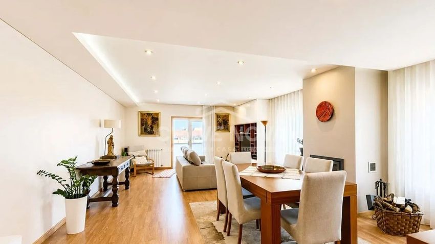 Imagem Sala de estar de apartamento t4 em Caminho do Espinheiro