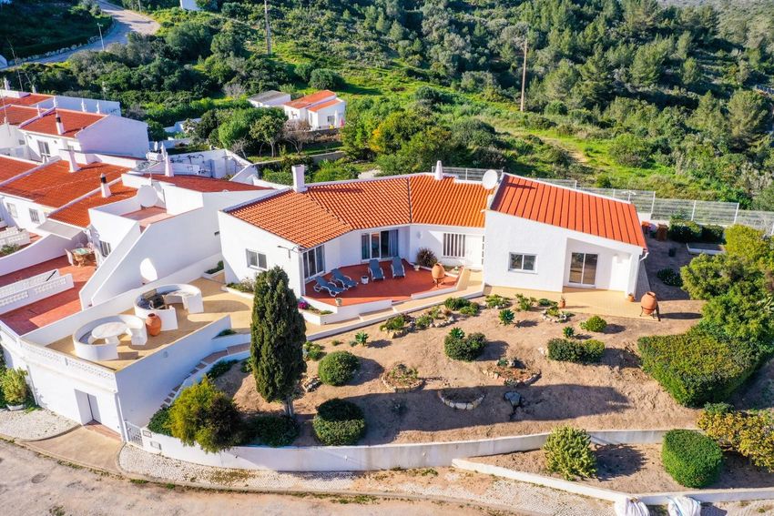 Imagem Fachada de  casa ou moradia em Salema - Vale de Boi
