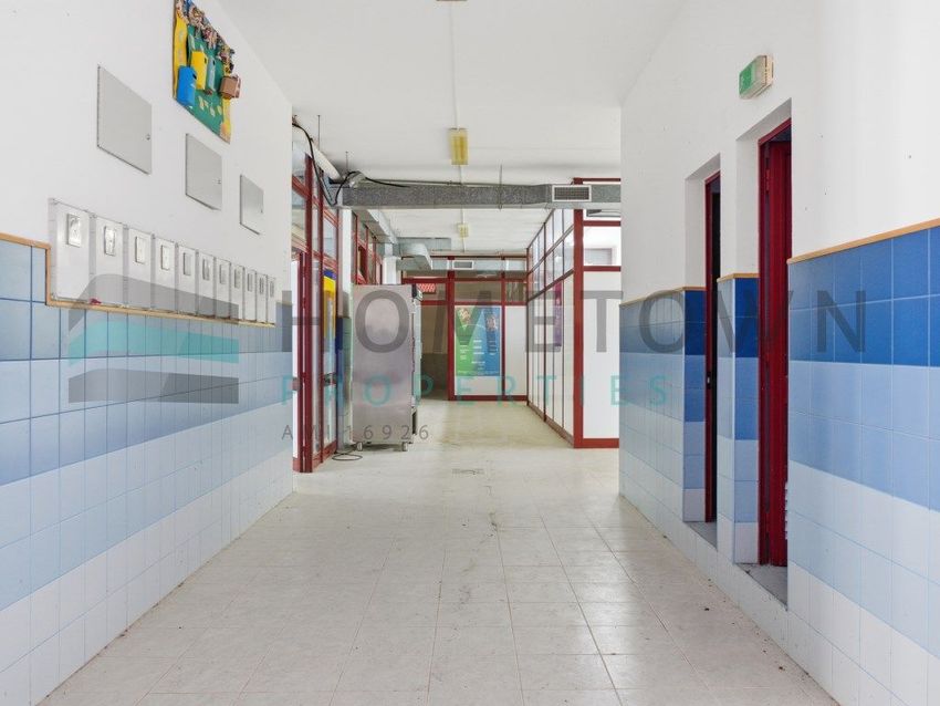Imagem Corredor de espaço comercial em Rua da Quinta do Romão