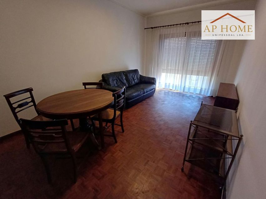 Imagem Sala de estar de apartamento t2 em Rua Doutor Alberto Souto, 40