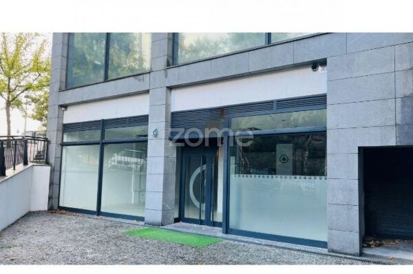 Imagem Fachada de espaço comercial em Rua da Quinta Nova s/n