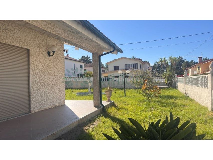 Imagem Fachada de  moradia independente em Loteamento de Lordelo