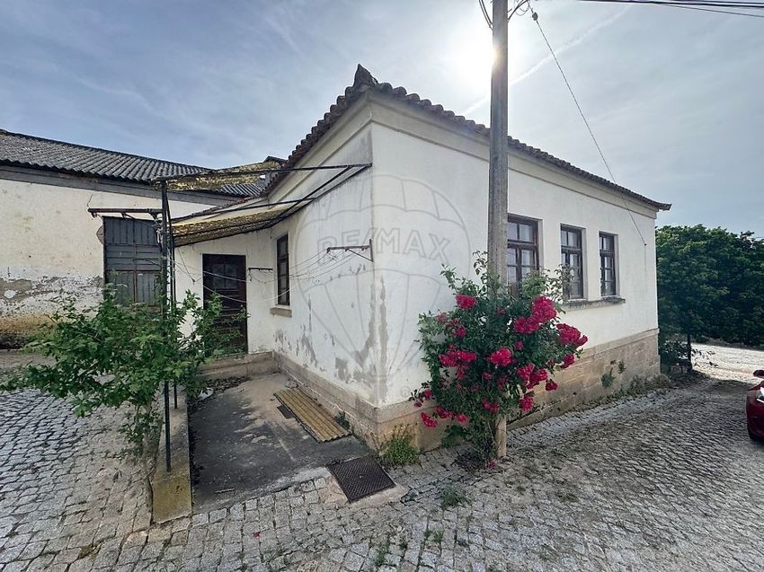 Imagem Fachada de  moradia independente em Rua das Eiras