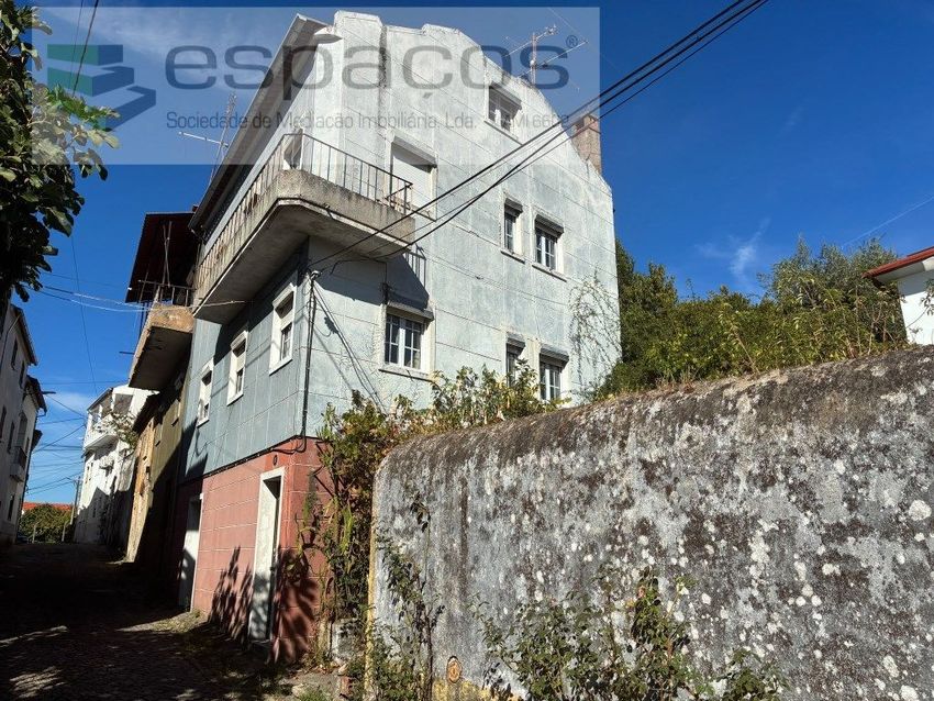 Imagem Fachada de  moradia independente em Rua de Santiago