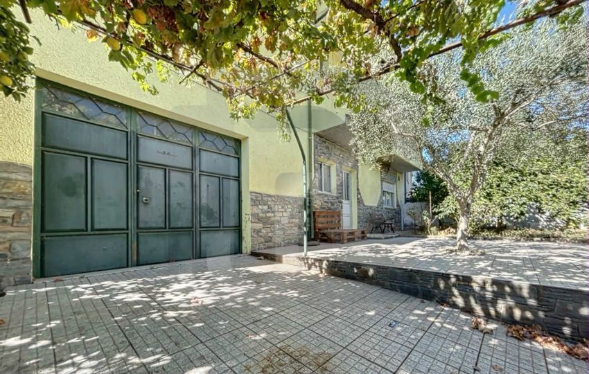 Imagem Fachada de  moradia geminada em Rua Professor Doutor António Augusto Gonçalves Rodrigues, 218