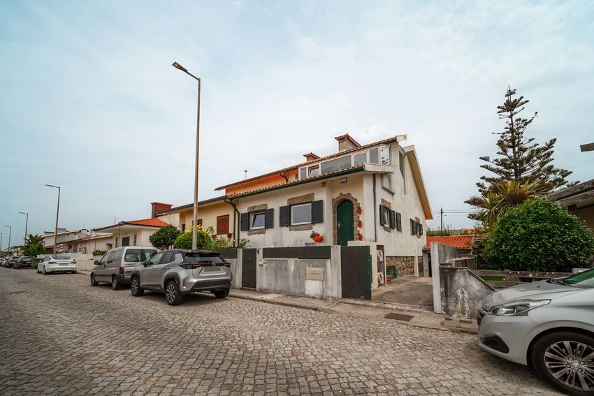 Imagem Fachada de  moradia geminada em Rua de Roma
