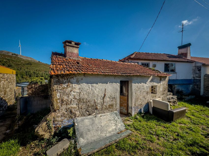 Imagem Fachada de  moradia geminada em Lugar de cima