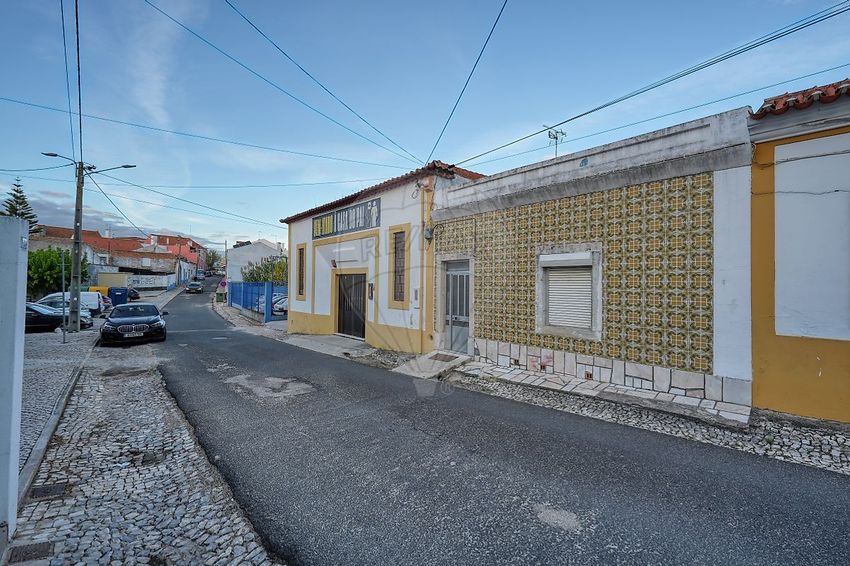 Imagem Fachada de  moradia independente em Rua de Todos os Santos
