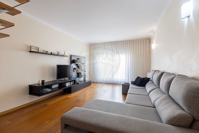 Imagem Sala de estar de apartamento t4 em Avenida José Eduardo Vitor das Neves