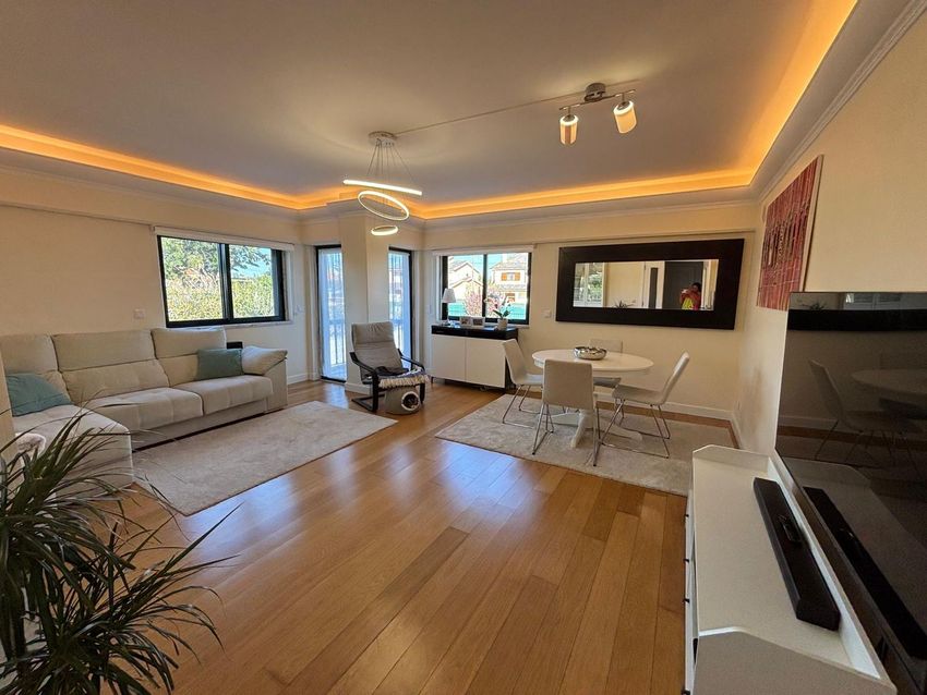 Imagem Sala de estar de apartamento t4 em Rua Sociedade 22 de Maio, 127
