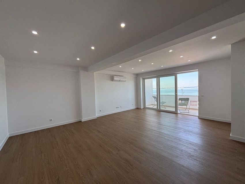 Imagem Sala de estar de apartamento t3 em Rua António Nobre, 7