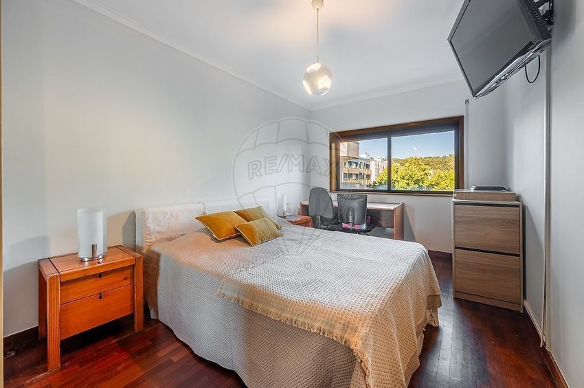 Imagem Quarto de apartamento t3 em Rua Mário de Almeida, 50
