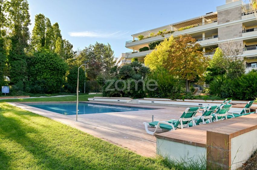 Imagem Piscina de apartamento t4 em Avenida Professor Egas Moniz, 3