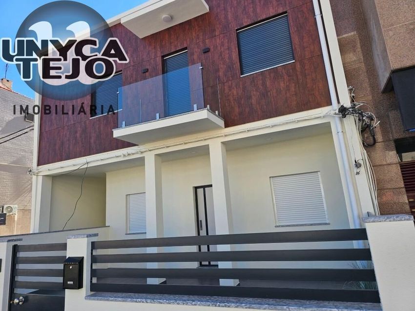 Imagem Fachada de apartamento t2 em Baixa da Banheira