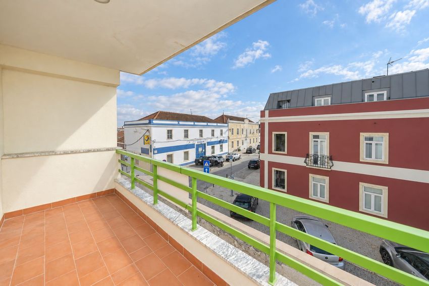 Imagem Varanda de apartamento t3 em Zona Ribeirinha