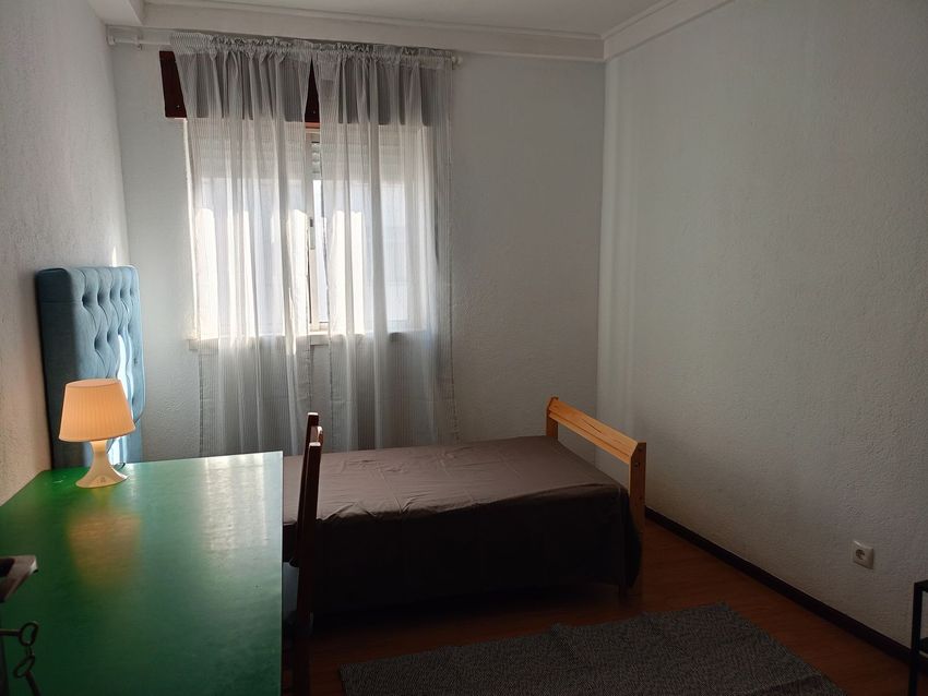Imagem Quarto de quarto em Rua Coronel Jorge Velez Caroço, 33
