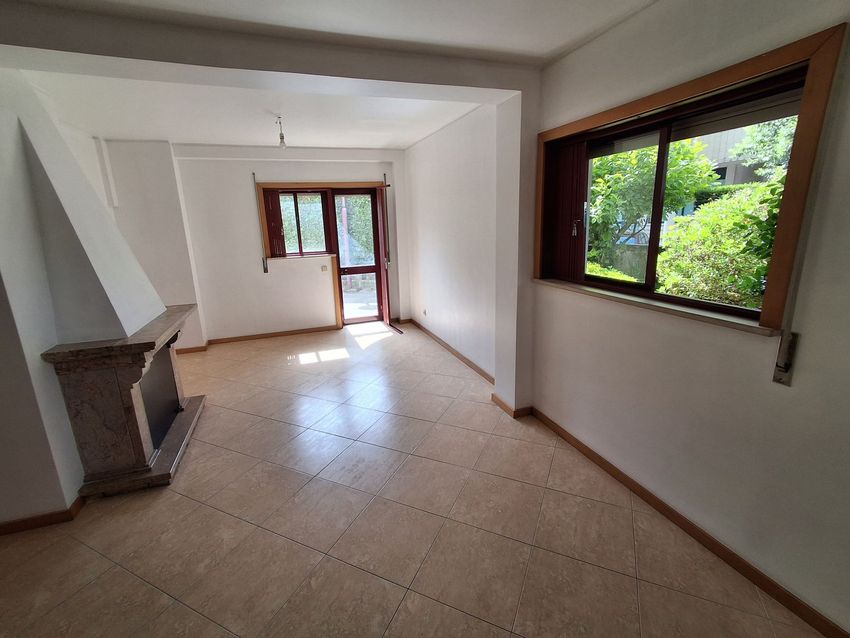 Imagem Sala de estar de apartamento t3 em Rua Gonçalo Mendes da Maia, 356
