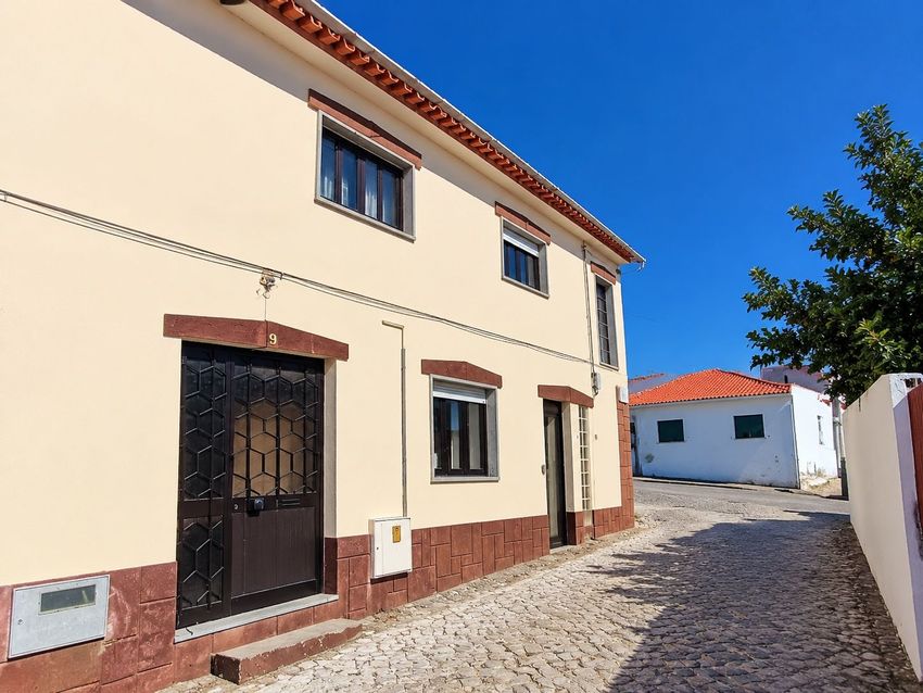 Imagem Fachada de  moradia geminada em Calçada da Fonte