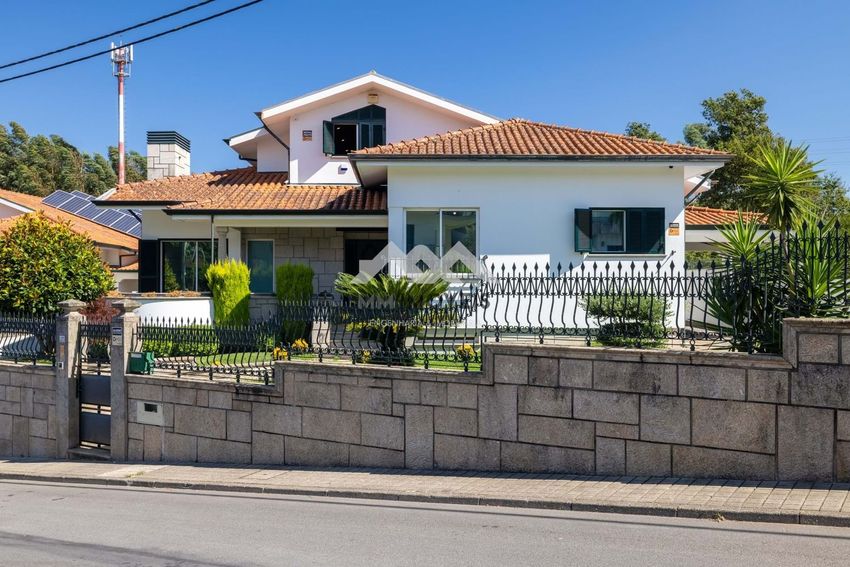 Imagem Fachada de  casa ou moradia em Rua das Valas