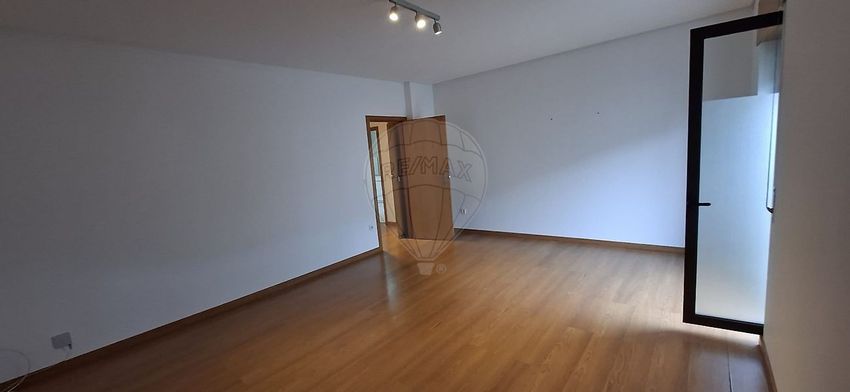 Imagem Divisão de apartamento t3 em Rua Caetano de Melo