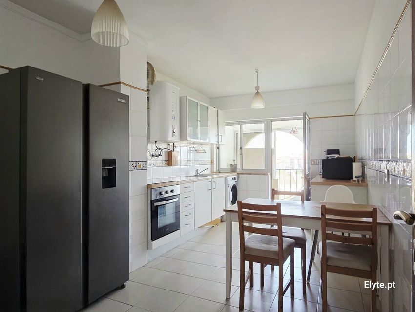 Imagem Cozinha de apartamento t2 em Rua da Lezíria