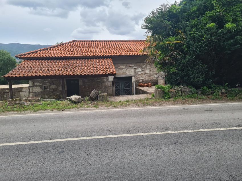Imagem Fachada de armazém em Tarouca