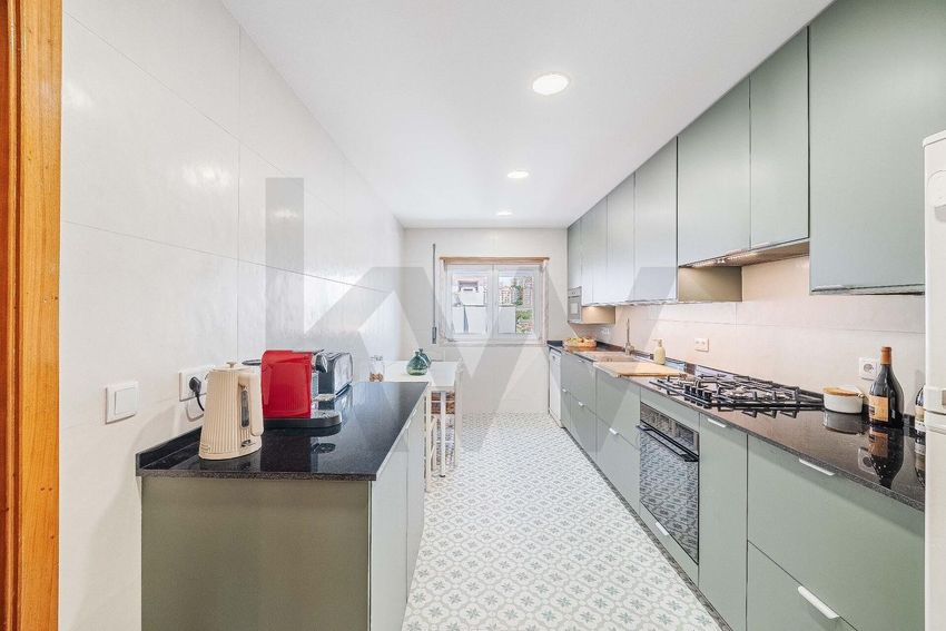 Imagem Cozinha de apartamento t4 em Rua Horta de Fanares