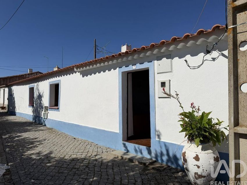 Imagem Fachada de  moradia independente em São João dos Caldeireiros