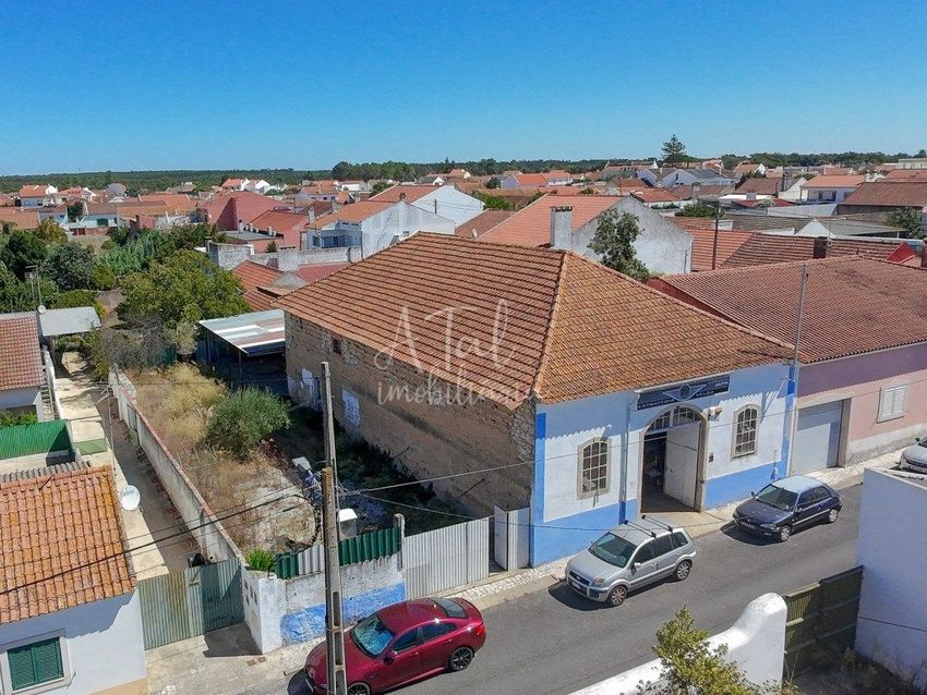 Imagem Fachada de armazém em Rua Alves Redol, 15