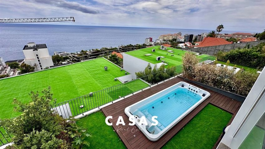 Imagem Piscina de  moradia geminada em Ajuda - Amparo - Piornais