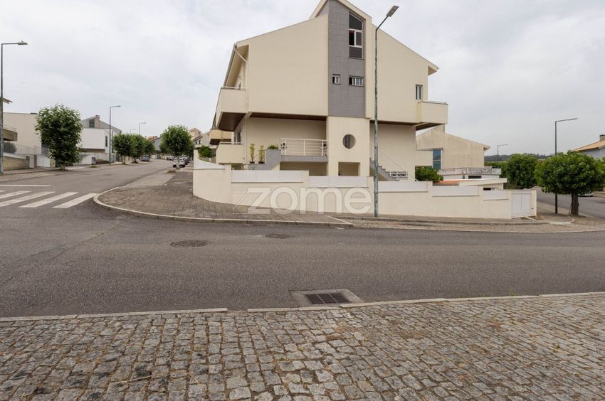 Imagem Fachada de  moradia independente em Rua Padre António Romeiro Alves do Vale, 6