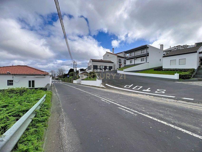 Imagem Fachada de  moradia independente em Ramal do Chã de Cima